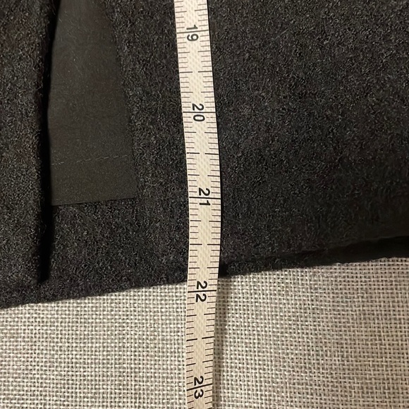 BANANA REPUBLIC Black Wool Skirt with Gold zipper, size 8. EUC. - Picture 5 of 9